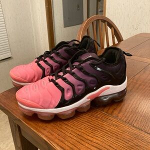 Nike Vapormax Men’s 7 Pink and Black Athletic Sneakers